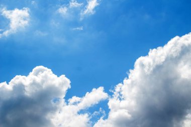 Büyük beyaz kümülüs bulut mavi gökyüzü karşı