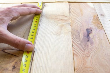 Ahşap bir gemide bir mezura ile ölçmek