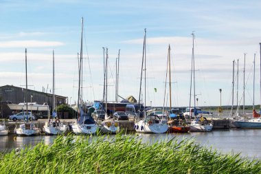 güneşli bir günde göl kenarında rıhtımın Yelkenli Yat