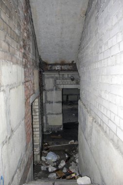 Bitmemiş bir evi terk edilmiş giriş