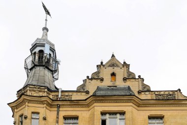 Eski bir bina klasik cephe