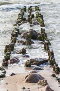 Sahilde eski dalgakıranlar