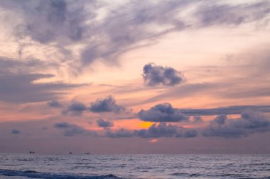 Deniz ve Gemi ufukta güzel gün batımı