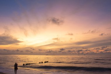 Uzun pozlama üzerinde denize güzel gün batımı