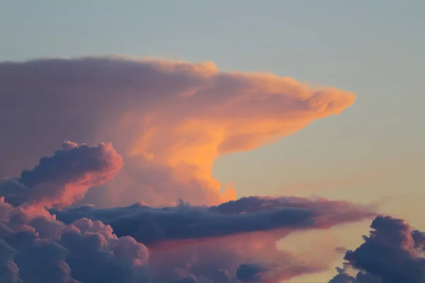 Grandes Nuvens Cumulus Durante Pôr Sol — Fotografia de Stock