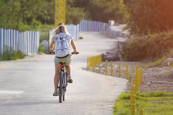 Młoda Dziewczyna Jazda Rowerze Stonowanych — Zdjęcie stockowe