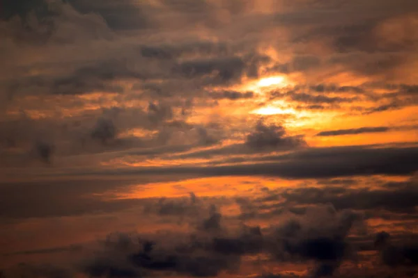 Oranje Zonsondergang Achter Wolken — Stockfoto