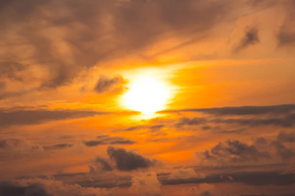 雲の後ろにオレンジ色の夕日 — ストック写真