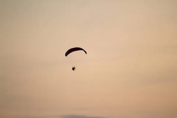 Homme Survole Mer Plage Parapente — Photo