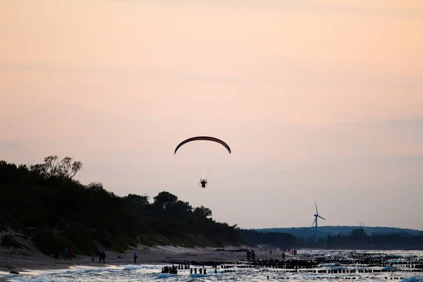 海とビーチをパラグライダーで飛んでる — ストック写真