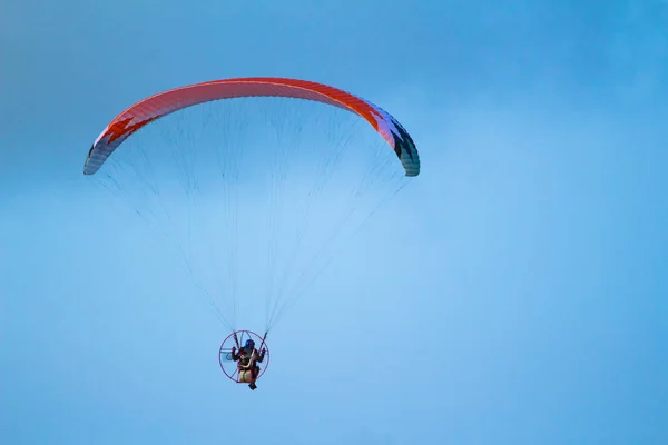 男が空にパラグライダーで飛んでる — ストック写真