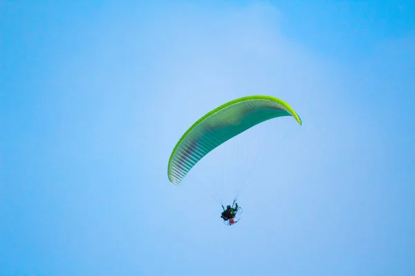 Homem Está Voando Parapente Céu — Fotografia de Stock