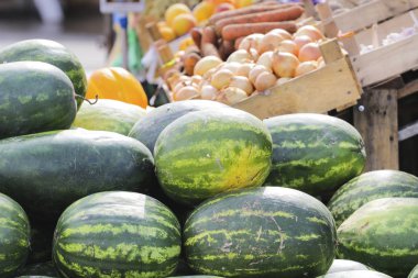 sebze ve meyve pazarı tezgahın üzerine