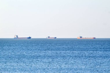 Ufukta büyük gemiler