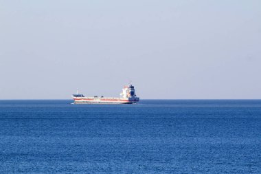 Açık denizde büyük kargo gemisi