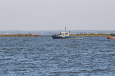 güneşli bir öğleden sonra Bay balıkçı tekneleri