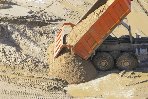 Φορτηγό Χύνει Την Άμμο Έξω Από Σώμα — Φωτογραφία Αρχείου