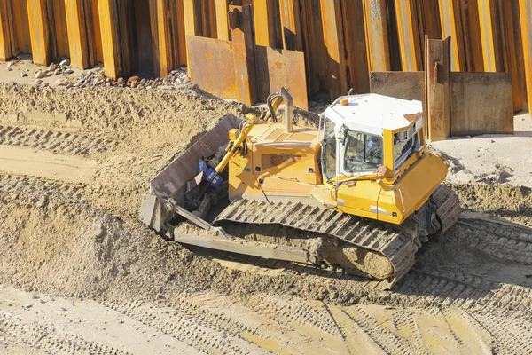 Bulldozer Empurra Uma Pilha Areia Praia — Fotografia de Stock