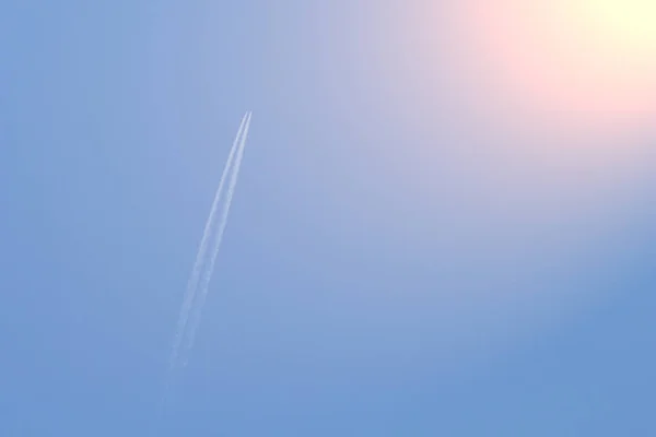 Traînée Avion Volant Haut Dans Ciel Tonique — Photo