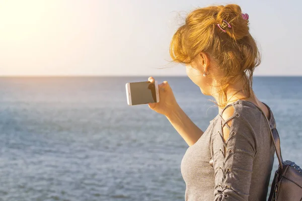 Молодая Девушка Фотографирует Море Тонированном Виде — стоковое фото