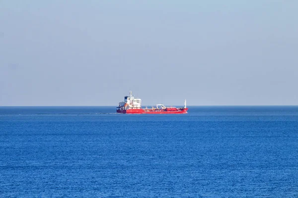 公開した海で大きな貨物船 — ストック写真