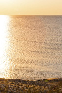 ayak izi batan güneşin denizden