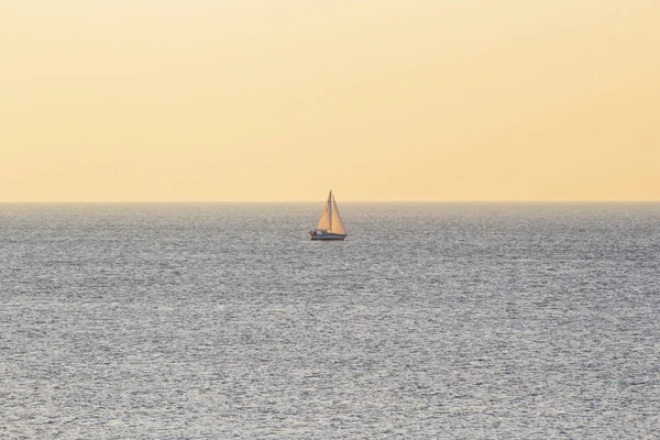 Одинокий Маленький Парусник Посреди Океана — стоковое фото