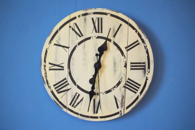 Mavi bir arka plan üzerinde duvar saati