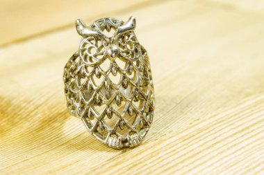 Eski bir baykuş şeklinde halka