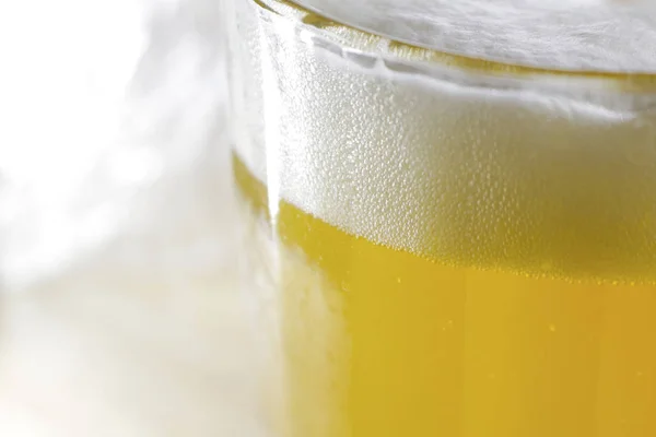 ゴールデン ビール クローズ アップの大きなガラス — ストック写真