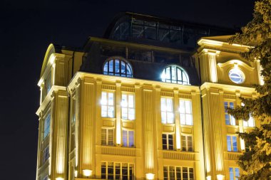 gece güzel binanın ışıklı duvar