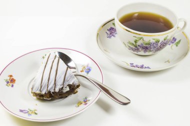 çay ve pasta bir eski boyalı çanak çömlek içinde