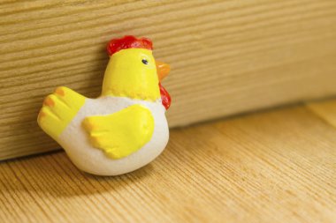 heykelcik ahşap bir yüzey üzerinde küçük bir tavuk