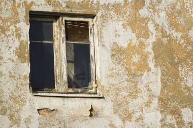 Eski bir harap ev pencere