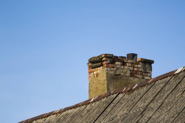 Eski dökük bir tuğla bacasından