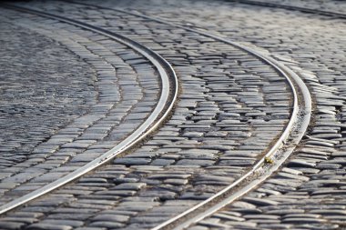 kaldırım taşları yolun ortasına tramvay rayları