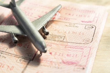 yabancı pasaport üzerinde küçük oyuncak uçak