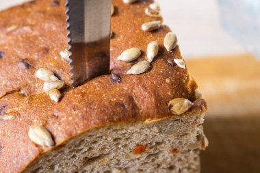 bıçak bıçak ile iştah açıcı taze ekmek