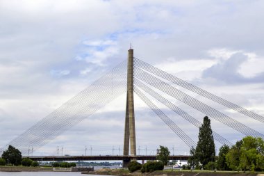 büyük asma köprü Nehri