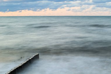 güzel bulutlu gökyüzü denize, uzun pozlama