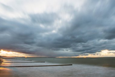 güzel bulutlu gökyüzü denize, uzun pozlama