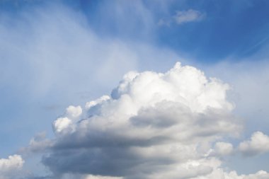 büyük beyaz kümülüs bulut