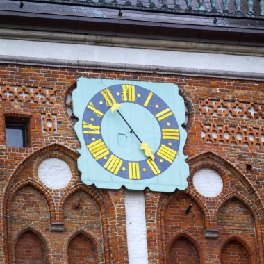 kule üzerinde büyük saat