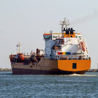 Denizin içinde büyük bir tanker