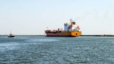 Denizin içinde büyük bir tanker