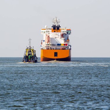 Denizin içinde büyük bir tanker