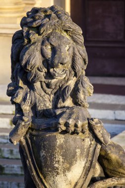 Eski hırıltılı bir atıştırmaiçin aslan heykeli
