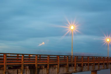 İskele ve güzel bir bulutlu gökyüzü denizden, uzun pozlama