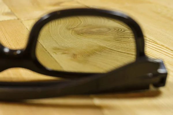 Gläser Mit Schwarzem Rand Auf Einem Holztisch — Stockfoto