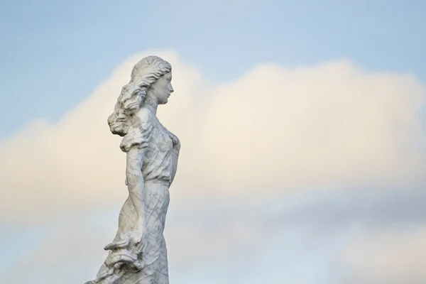 Mooie Marmeren Standbeeld Van Een Meisje — Stockfoto